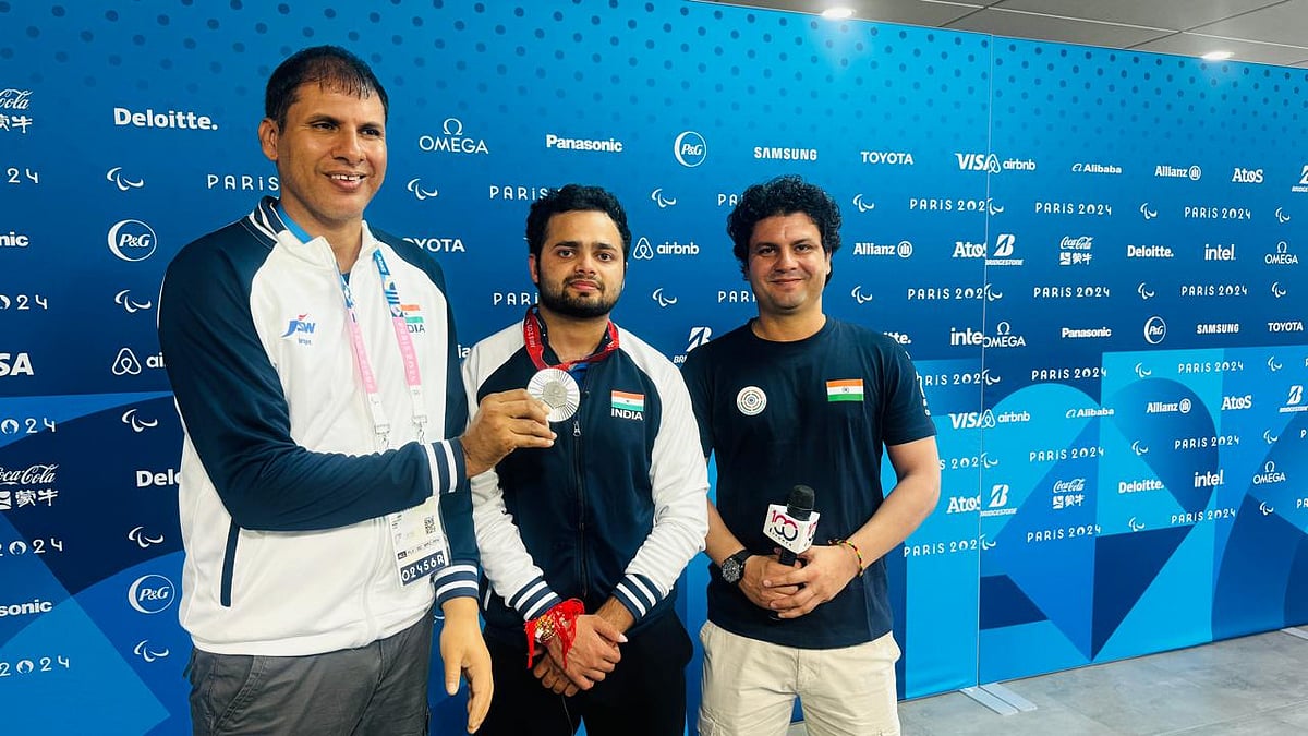 India's Manish Narwal (C) with the silver medal at the Paris Paralympics. - PCI